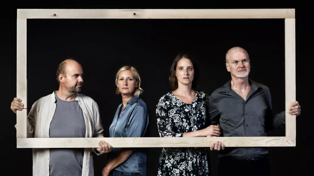 V predstavi &Scaron;ivi, ki jo kot avtor besedila, glasbe in pa režiser podpisuje Damir Avdić (desno), nastopajo tudi Gregor Zorc, Barbara Krajnc Avdić in Asja Kahrimanović. Foto: Nada Žgank