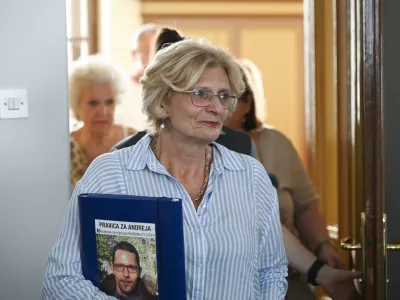 Obtožena Lidija Giuliatti Bajželj je imela ogromno vpra&scaron;anj za kriminalista, ki je preiskoval smrt njenega sina. Foto: Nik Erik Neubauer&nbsp;