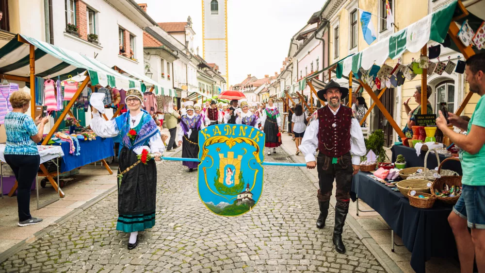 V sprevodu je sodelovalo več kot 2000 narodnih no&scaron;. F 