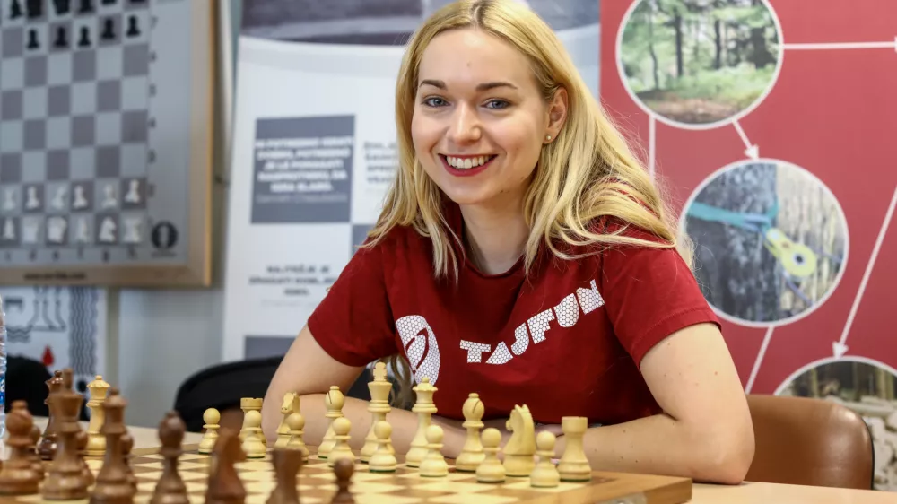 Laura Unuk, prva slovenska &scaron;ahistka z nazivom mednarodnega mojstra- 28.09.2022 &ndash; &Scaron;ahovska zveza Slovenije - novinarska konferenca pred odhodom obeh slovenskih &scaron;ahovskih ekip na evropski klubski pokal, //FOTO: Luka Cjuha