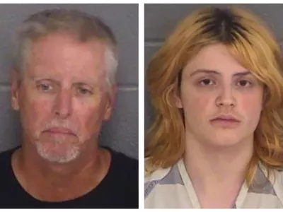 &Scaron;tirinajstletni Colt Gray (desno) je s polavtomatskim orožjem, ki ga je v dar dobil od očeta Colina (levo), prej&scaron;nji teden na &scaron;oli pobil dva vrstnika in dva učitelja, &scaron;e devet drugih oseb pa ranil. Foto: AP