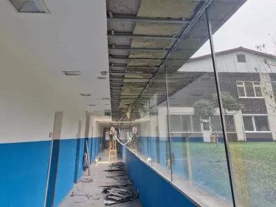 Voda je stekla v prvo nadstropje in pritličje na strani, kjer so garderobe, sanitarije in fitnes, sanacijska dela pa v teh dneh žal &scaron;e niso zaključena. Foto: Arhiv &Scaron;portne dvorane Medvode