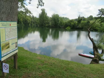 Ob na&scaron;em obisku je kopali&scaron;če na idiličnem Primostku samevalo. Na tabli &scaron;e vedno visi opozorilo o odsvetovanem kopanju. 