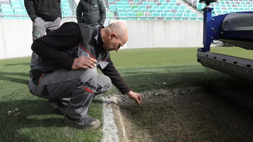 - 04.03.2024 &ndash; stadion Stožice - nogometno igri&scaron;če - zamenjava igralne povr&scaron;ine - zelenica //FOTO: Luka Cjuha