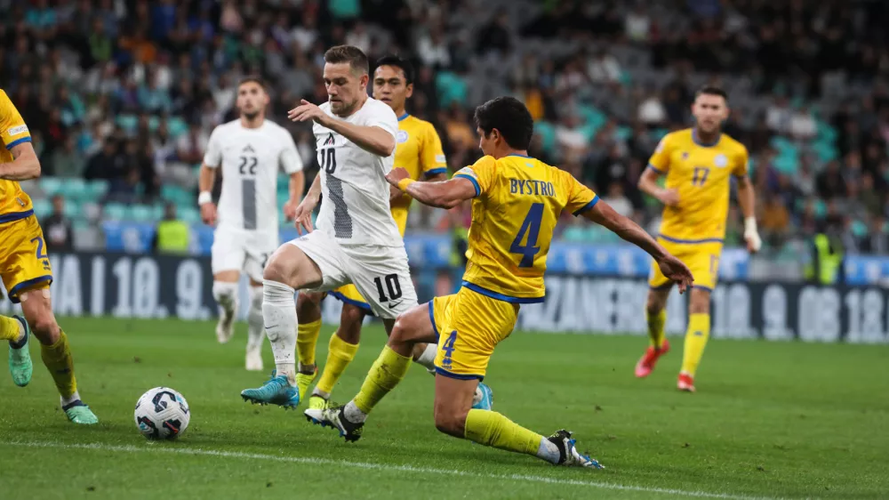 Timi Max El&scaron;nik (v beli majici) je sinoči bolje povezoval slovensko igro kot proti Avstriji. Foto: Bojan Velikonja