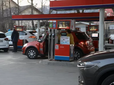 Bencinski servis Petrol - &Scaron;martinska cesta v Ljubljani.- 07.03.2022 - podražitev pogonskih goriv v Sloveniji - gneča na bencinskih črpalkah - liter bencina dražji za deset centov, liter dizla dražji za dvajset centov - kolona vozil. //FOTO: Luka Cjuha