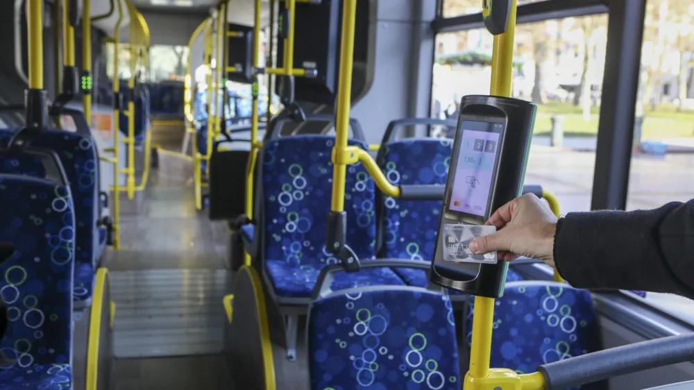 Ljubljanski potni&scaron;ki promet z leto&scaron;njim Evropskim tednom mobilnosti uvaja možnost vstopa pri drugih vratih. Tam so &ndash; tako kot pri vozniku &ndash; že name&scaron;čeni validatorji, kjer bodo potniki lahko potrdili vožnjo. Foto: Luka Cjuha&nbsp;