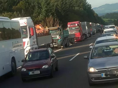 Ob vzpostavitvi varnostnega pasu pa je znova pri&scaron;lo do nevarnega početja udeležencev v prometu. Poleg sprehajanja po cesti&scaron;ču Zavod Re&scaron;evalni pas poroča tudi o obračanju vozil in okori&scaron;čanju z re&scaron;evalnim pasom. 