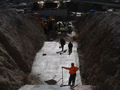 simbolična fotografija - delavci družbe Cengiz Slovenija - - 02.03.2022 - Avtocestni predor Karavanke - gradnja druge cevi avtocestnega predora med Slovenijo in Avstrijo - //FOTO: Luka Cjuha.