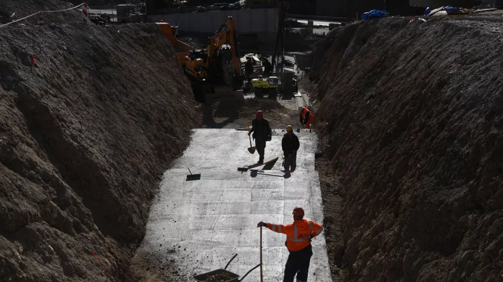 simbolična fotografija - delavci družbe Cengiz Slovenija - - 02.03.2022 - Avtocestni predor Karavanke - gradnja druge cevi avtocestnega predora med Slovenijo in Avstrijo - //FOTO: Luka Cjuha.