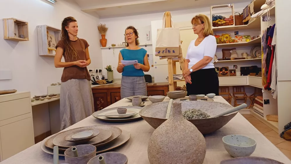 Avtorica keramičnih mojstrovin Ana Haberman skupaj z vodjo &scaron;kofjelo&scaron;kega rokodelskega centra Kati Sekirnik in Tino Tržan, podžupanjo &Scaron;kofje Loke.&nbsp;Foto: Tina Jereb