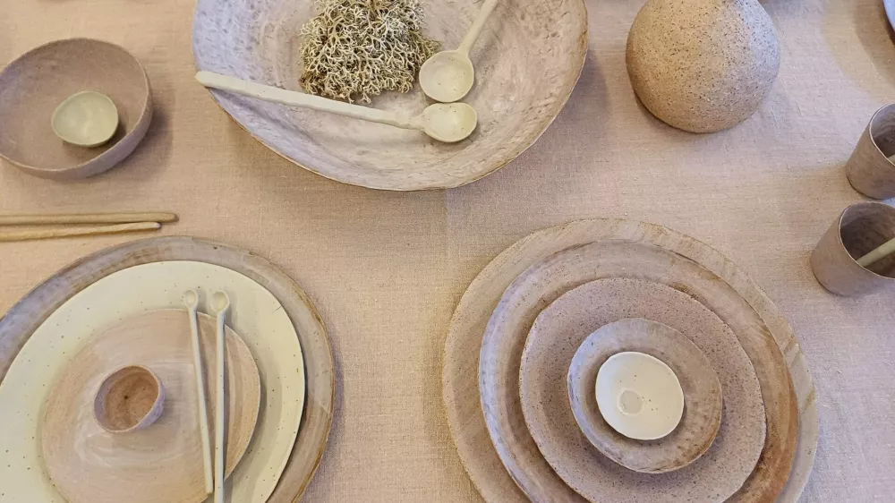 Estetsko in funkcionalno oblikovani izdelki nastajajo s pomočjo starodavne tehnike oblikovanja gline &ndash; &scaron;čipanja.&nbsp;Foto: Tina Jereb