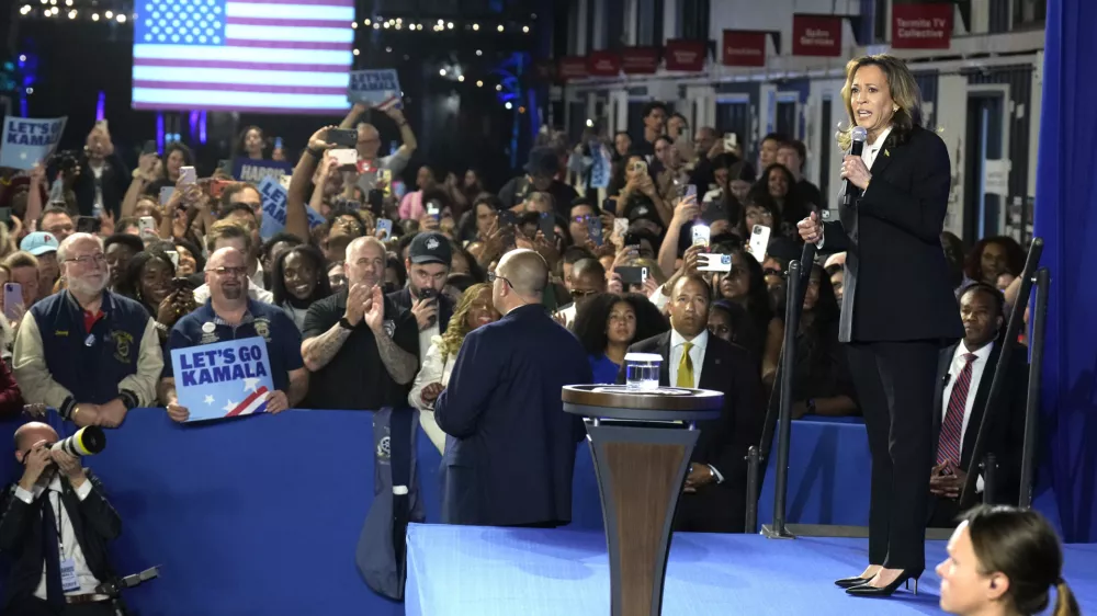 Po zasli&scaron;anju, na katerem se je Harrisova odrezala neprimerno bolje kot Joe Biden v začetku poletja, je predsedni&scaron;ka kandidatka demokratov delovala zelo spro&scaron;čeno. Foto: AP