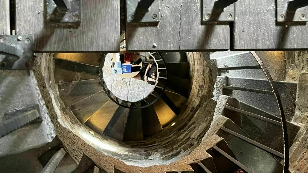 Strmo stopni&scaron;če do vrha svetilnika. 