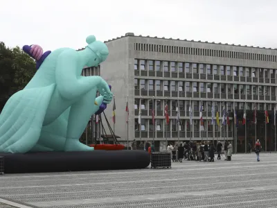 - 25.09.2023 &ndash; Trg republike - obisk ogromnega balona Lady Justice (gospa Pravica), ki ponazarja, kako velika mednarodna podjetja zaradi želje po ustvarjanju lastnega dobička lahko teptajo človekove pravice in uničujejo okolje - //FOTO: Luka Cjuha