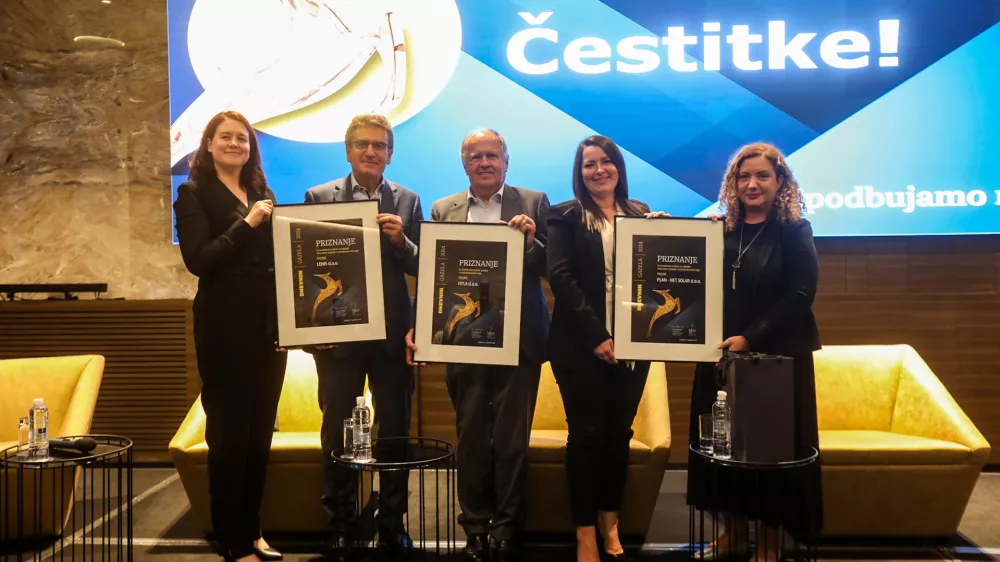 Osrednjeslovenska gazela 2024 je podjetje Hyla. Priznanje je prevzel direktor Janez Pogačar (na sredini). Na levi sta predstavnika iz podjetja Lenis in na desni iz&nbsp;Plan-Net Solar.