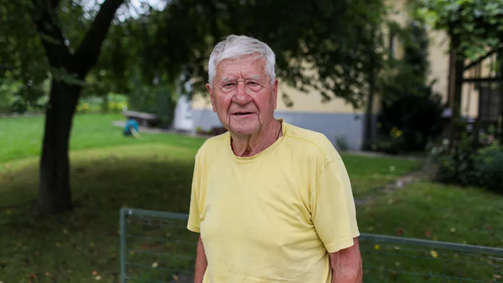 Miha Kosec, bralec

Občinske službe so to cesto imenovale kot obojestransko slepo ulico. Sem meja&scaron; te ulice s priklopom na kanalizacijsko omrežje po tej ulici. Promet do slepe ulice Trata gre po ozki gozdni poti mimo moje parcele in promet zelo moti. Foto:&nbsp;Bojan Velikonja