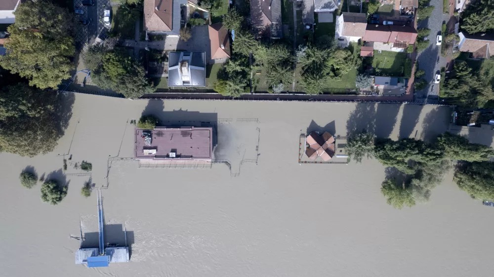 An aerial picture taken with a drone shows a flooded area and the swollen Danube River in Kisoroszi, Hungary, Wednesday, Sept. 18, 2024. (Gergely Janossy/MTI via AP) / Foto: Gergely Janossy