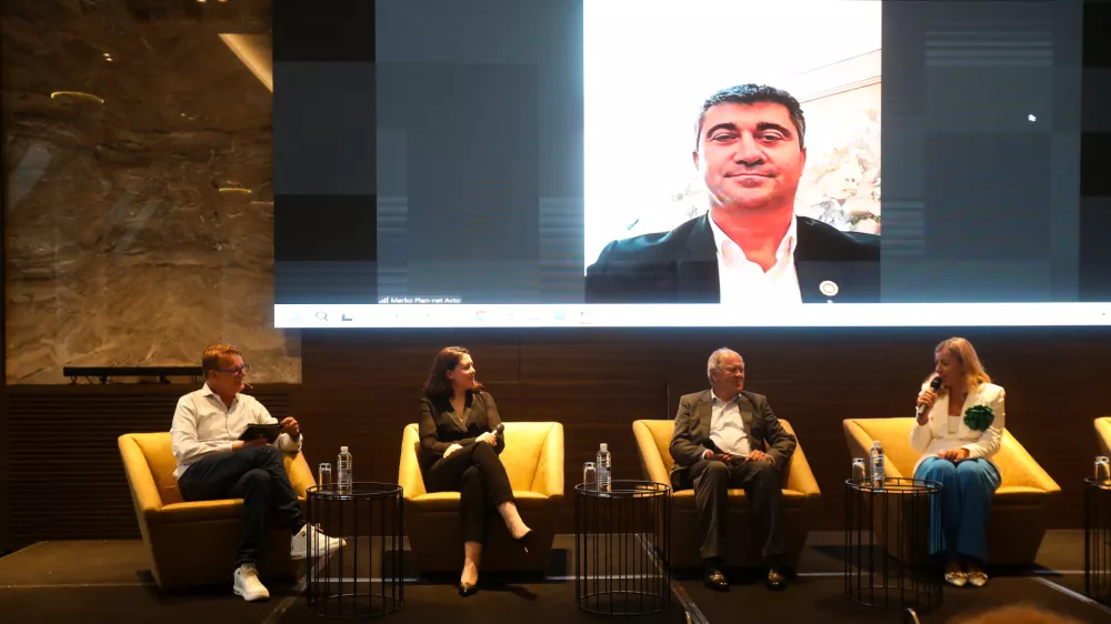 - Anti&scaron;a Korljan, urednik Gazele,- Vita Godec, Lenis d.o.o.- Janez Pogačar, Hyla d.o.o.- Marko Femc, Plan-net solar d.o.o.- Anja Hlača Ferjančič, voditeljica,- 12.09.2024. Regijski izbor Gazele 2024 Osrednje slovenske regije v Hotelu Grand Plaza v ljublani. Gazele 2024.//FOTO: Bojan Velikonja