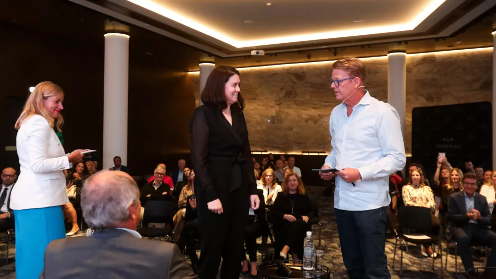 - Anti&scaron;a Korljan, urednik Gazele,- Vita Godec, Lenis d.o.o.- Anja Hlača Ferjančič, voditeljica,- 12.09.2024. Regijski izbor Gazele 2024 Osrednje slovenske regije v Hotelu Grand Plaza v ljublani. Gazele 2024.//FOTO: Bojan Velikonja