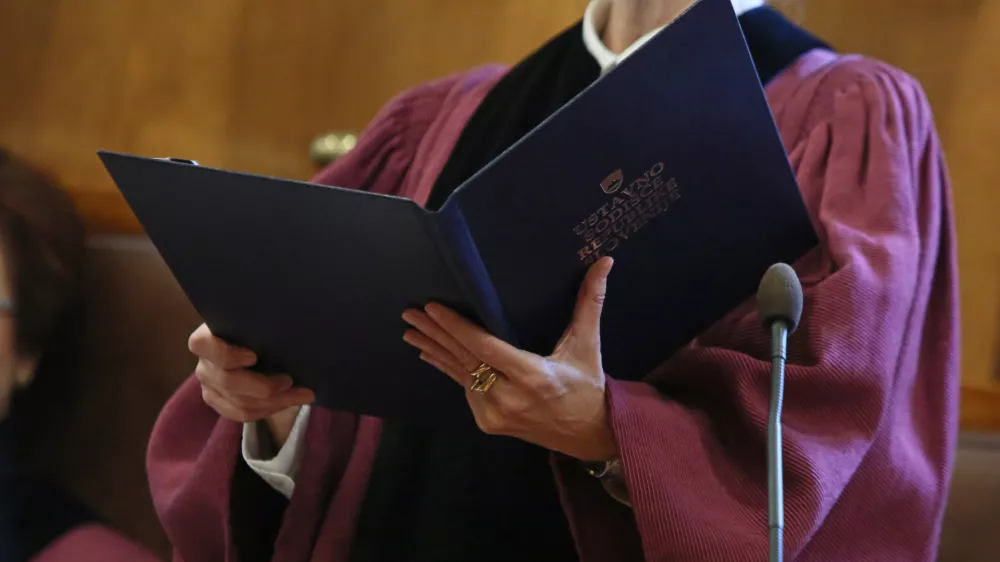 - simbolična fotografija -, sodstvo, sodi&scaron;če, pravosodje, pravna država - ustavni sodniki - - ustava - - 13.12.2018 - Ustavno sodi&scaron;če RS - ustna razglasitev odločitve Ustavnega sodi&scaron;ča v postopku za oceno ustavnosti 4. člena Zakona o določitvi volilnih enot za volitve poslancev v Državni zbor in členov Zakona o volitvah v Državni zbor.//FOTO: Luka Cjuha