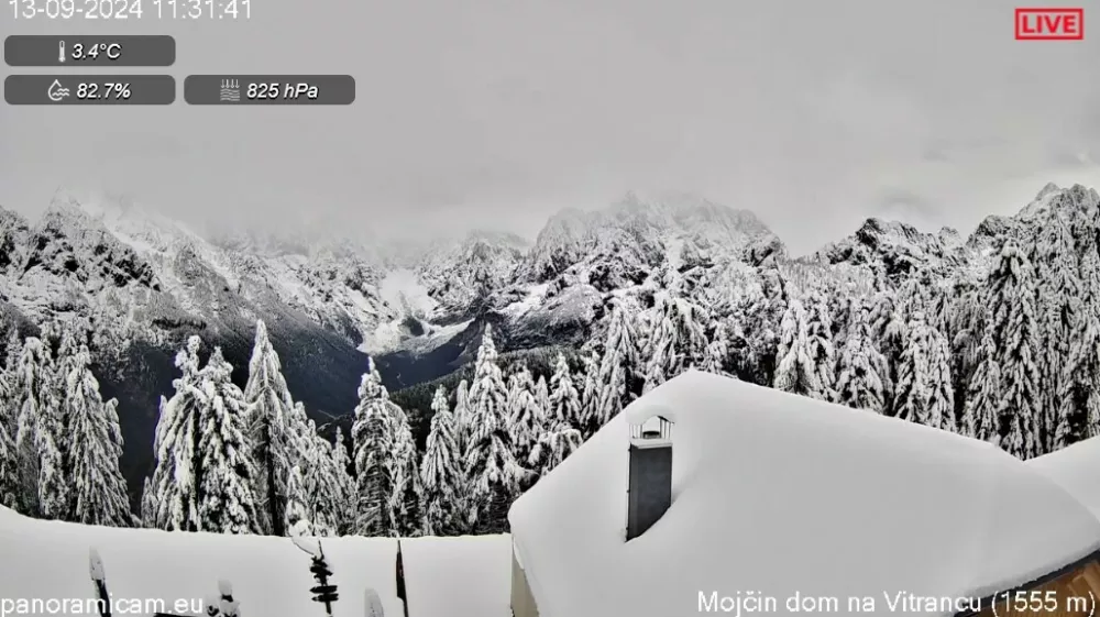 Mojčin dom na Vitrancu (1555 m), pogled v smeri &Scaron;pika, &Scaron;krlatice in Razorja.