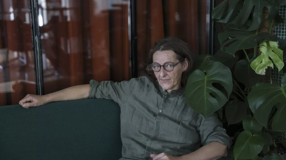 Ksenija Jus: Na področju kantavtorstva sem bila dolga leta solo plavalka in bila kar malo izpostavljena, najprej posmehu, nato pa &scaron;e kak&scaron;nim stvarem, ko sem težila, zakaj kantavtorice in kantavtorji nimamo svojega poklica. Foto: Jaka Gasar