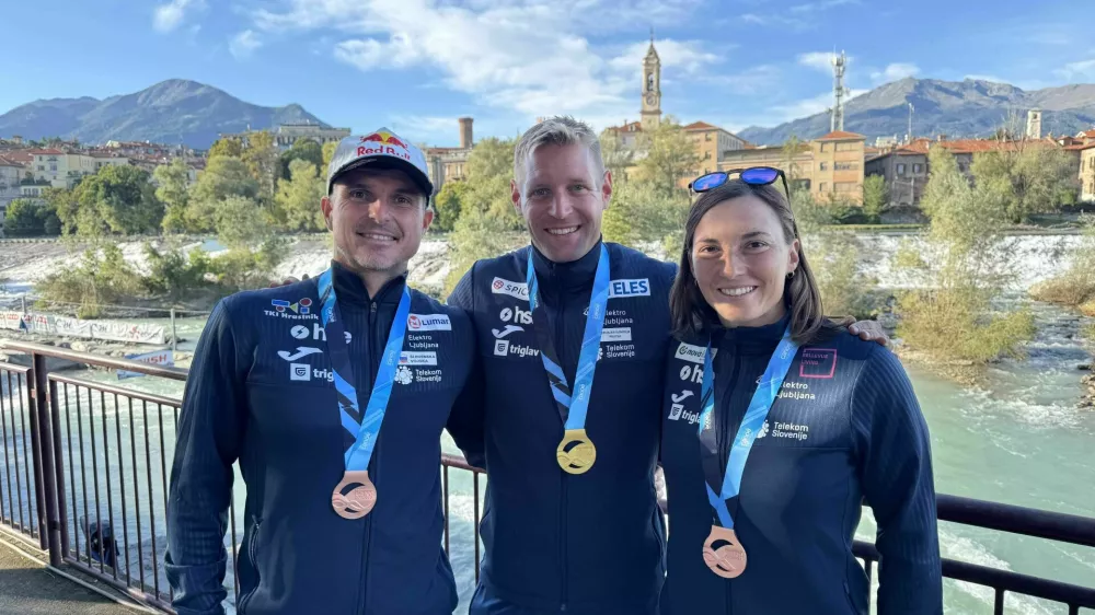 Kajaka&scaron; Peter Kauzer (levo), kanuist Benjamin Sav&scaron;ek (v sredini), kajaka&scaron;ica Eva Terčelj (desno). 