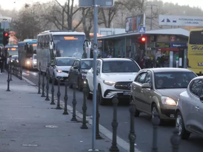 - Masarykova cesta - prometni zastoj&nbsp;- 04.01.2024 -&nbsp;popolna zapora Dunajske ceste&nbsp;v sklopu gradnje novega Potni&scaron;kega centra Ljubljana&nbsp;- delavci začeli podirati južni del nadvoza nad Dunajsko cesto&nbsp;//FOTO: Bojan Velikonja / Foto: 