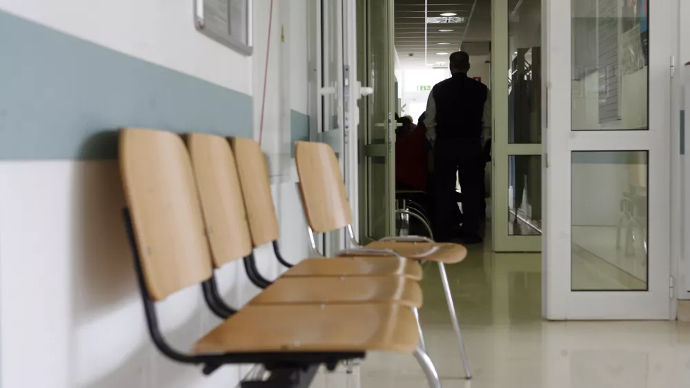 - zdravstvo - Zdravstveni dom Vič - čakalnica - Splo&scaron;na stavka dela javnega sektorja 2012 zaradi varčevalnih ukrepov vlade - sodelovalo med 80.000 in 90.000 javnih uslužbencev v dejavnostih &scaron;olstva, vzgoje, zdravstva, socialnega varstva, policije in veterine. protest-javni uslužbenci //FOTO: Bojan Velikonja / Foto: Bojan Velikonja