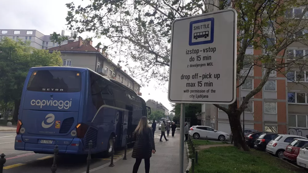 Eno od označenih postajali&scaron;č za turistične avtobuse je tudi v Ilirski ulici, kjer pa avtobusi ustavljajo na obeh straneh ceste, čeprav bi smeli le na eni strani. Foto: Mateja A. Hrastar&nbsp;