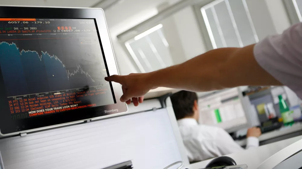 Borzno posredni&scaron;ka hi&scaron;a Ilirika. Spremljanje dogajanj na svetovniih borzah//Foto: Bojan Velikonja