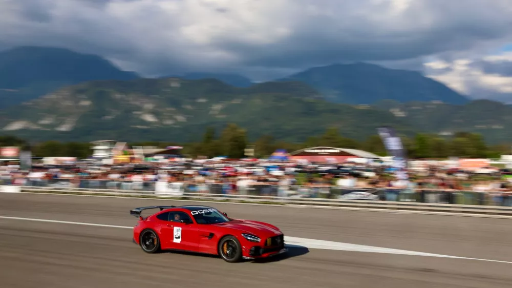 Alternativa veselici in pijančevanju: Dirke privabile množico ljudi