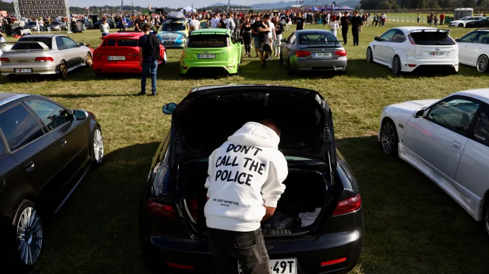 Alternativa veselici in pijančevanju: Dirke privabile množico ljudi