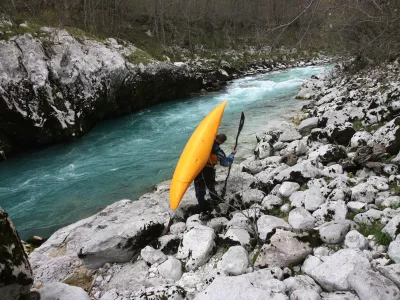 reka Soča - kajak- Dolina Soče - življenje ob Soči -    ///FOTO: Tomaž SkaleOPOMBA: ZA OBJAVO V PRILOGI &ndash; DNEVNIKOV OBJEKTIV - REPORTAŽA