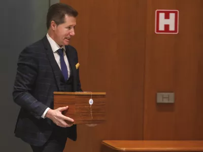 poslanec SDS Franc Breznik in volilna skrinja  - 03.03.2020 &ndash; Državni zbor -16. redna seja DZ &ndash; poslanci razpravljali in glasovali o kandidaturi predsednika SDS Janeza Jan&scaron;e za mandatarja 14. slovenske vlade //FOTO: Jaka Gasar