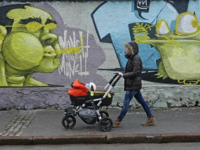 - 10.01.2018 &ndash; simbolična fotografija 2018 - otro&scaron;ki voziček- materinstvo - ulična poslikava - umetnost - grafitarstvo - grafitarji - grafiti -//FOTO: Tomaž Skale