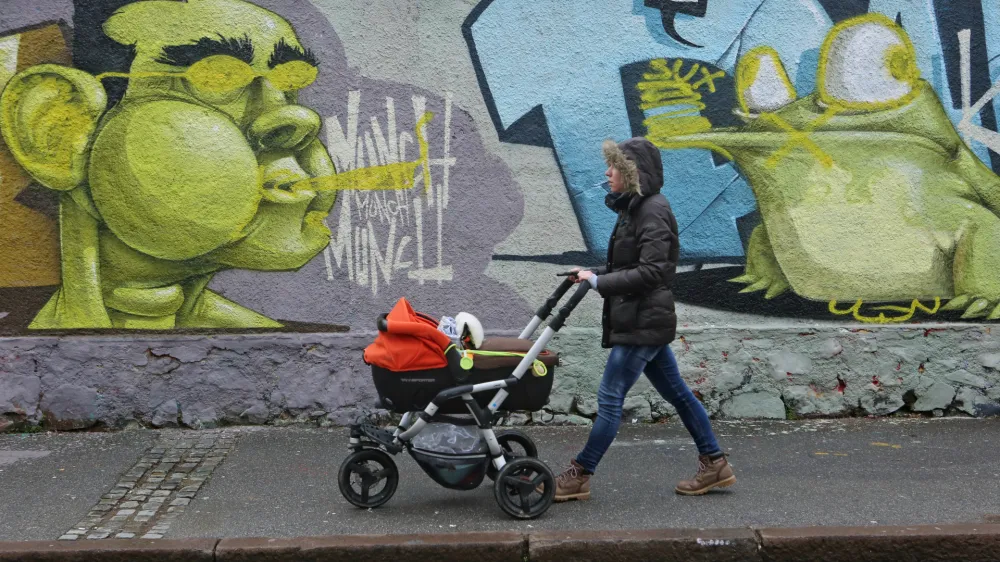 - 10.01.2018 &ndash; simbolična fotografija 2018 - otro&scaron;ki voziček- materinstvo - ulična poslikava - umetnost - grafitarstvo - grafitarji - grafiti -//FOTO: Tomaž Skale