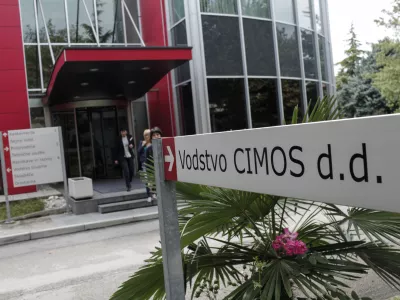 Cimosovi delavci, ki nameravajo jutri stavkati, med drugim zahtevajo, da se najnižja osnovna plača, ki jo prejema približno polovica Cimosovih delavcev v Sloveniji, izenači z minimalno plačo. Foto: Luka Cjuha&nbsp;