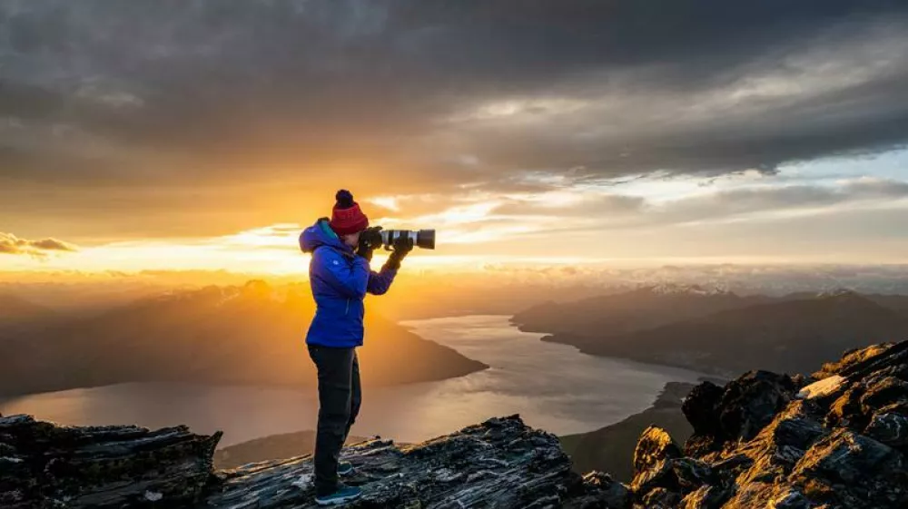 V pametni re&scaron;itvi D&B Hoovers podjetja identificirajo in hitreje dobijo celovito sliko o vedenju in zanimanjih potencialnih kupcev. S tem so njihovi prodajniki že korak pred konkurenco, saj jih lahko prvi nagovorijo in jim ponudijo točno to, kar potrebujejo. Z zožanjem prodajnega lijaka na najbolj relevantne leade bodo potencialne stranke po vsem svetu hitreje postale donosni kupci. Več kupcev bo pomenilo več prihodkov, kar bo slovenskim podjetjem omogočalo &scaron;iritev in vlaganje v nove priložnosti za rast. F D & B