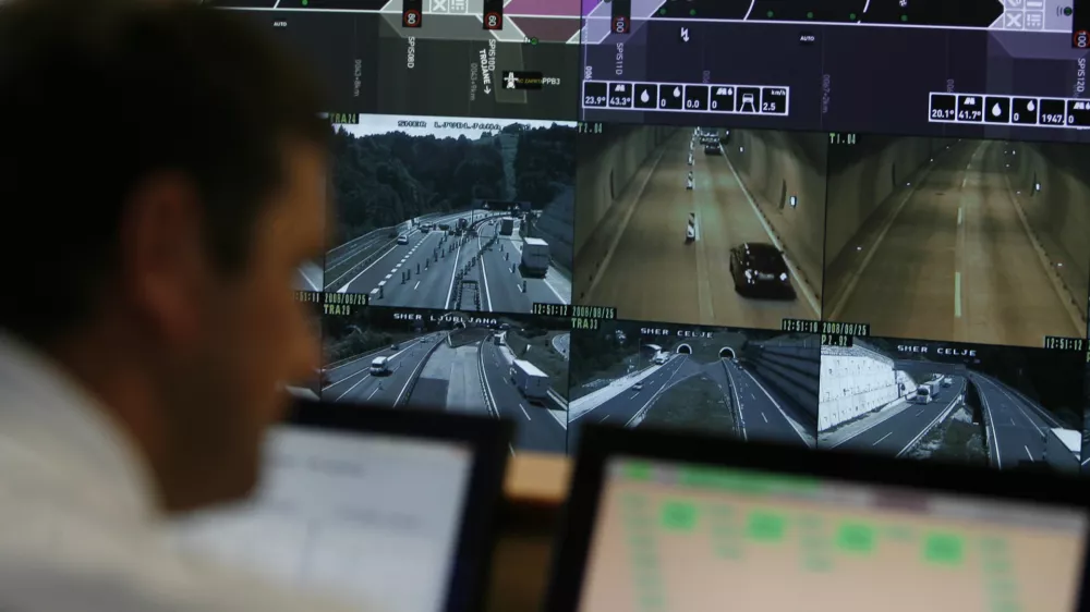 - Nadzorni center DARS - Vransko - video nadzor na slovenskih avtocestah - - Predor Trojane - vozniki so svoje avtomobile zaradi toče ustavljali v predoru- zaradi hudega neurja s točo so bili občasno zaprti vsi &scaron;tirje trojanski predori v smeri proti Ljubljani. Najdlje, kar 17 minut, je bil zaprt prav predor Trojane, v nasprotni smeri pa predor Podmilj, ki so ga zaprli kar sedemkrat, vsakič po tri minute. Razlog za zaprtje predorov pa ni bila napaka ali spolzko vozi&scaron;če, ampak nespametni vozniki, ki so zaradi neurja, svoje jeklene konjičke ustavljali v predoru, da bi jih zavarovali pred točo. Delavci Darsa so predore zato zaprli, a voznike tudi rdeča luč na semaforju ni ustavila,. /FOTO: Bojan VelikonjaOPOMBA: ZA OBJAVO V ČASOPISU DNEVNIK