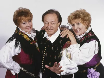 Joži Kali&scaron;nik (levo) sodeluje z Avsenikovim tercetom, ki ga sestavljata &scaron;e Alfi Nipič in Jožica Svete 