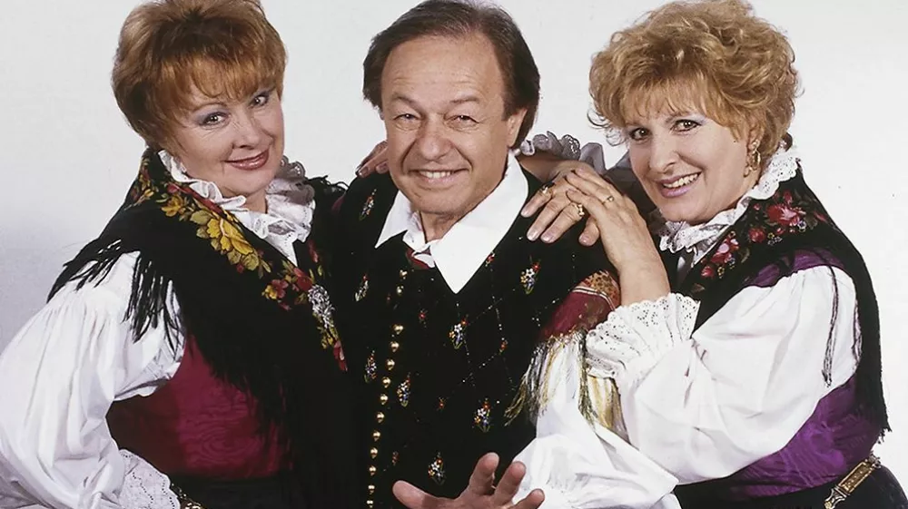 Joži Kali&scaron;nik (levo) sodeluje z Avsenikovim tercetom, ki ga sestavljata &scaron;e Alfi Nipič in Jožica Svete 