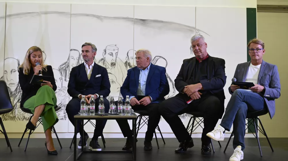 Debata nominirancev:&nbsp;v&nbsp;sredini z&nbsp;leve&nbsp;Marko Lukić, Lumar IG, Janez Vohar, Hidrokop, in Igor Oder, Hermine Wech. Ob straneh voditelja prireditve Anja Hlača Ferjančič in Anti&scaron;a Korljan. Foto: Nik Erik Neubauer