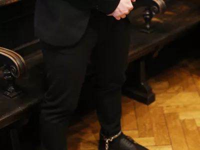 18.02.2021- Simbolična fotografija-Vklepanje, lisice,prisilna sredstva,zatožna klop, sodi&scaron;če//FOTO: Tomaž Skale