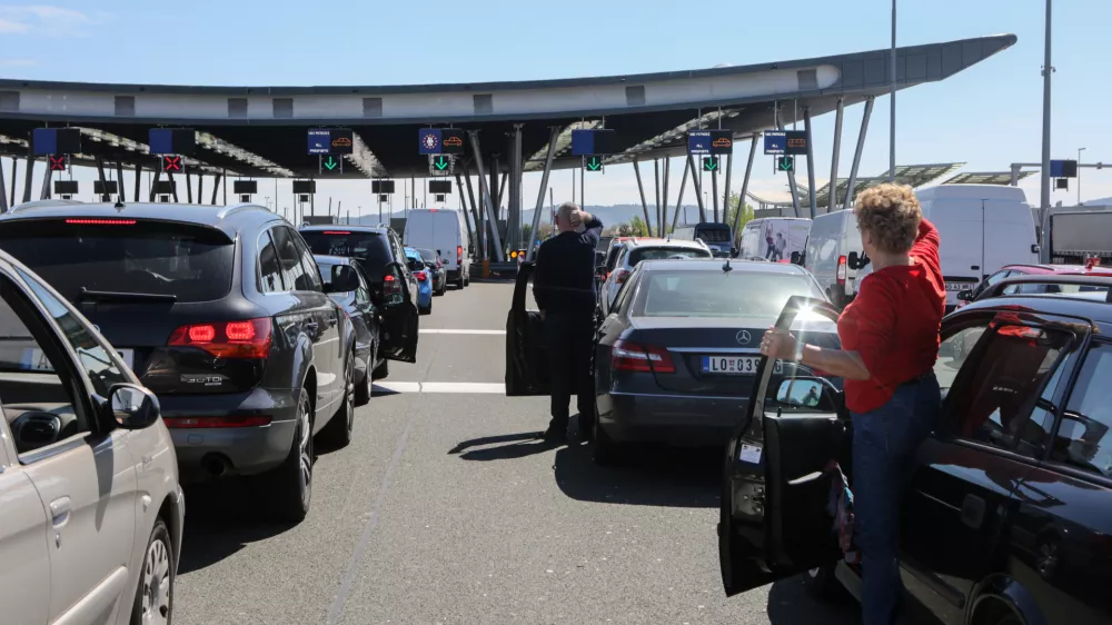 - kolone vozil pri vstopu in izstopu iz države - prometni zastoj -  - 07.04.2017 - Mejni prehod Obrežje - Bregana, slovensko - hrva&scaron;ka meja, obmejna policija je začela izvajati sistematičen nadzor vseh potnikov, tako članic EU kot tretjih držav --    //FOTO: Luka Cjuha