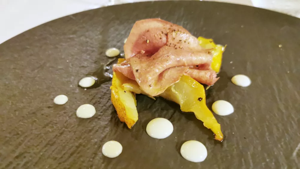 Goveji jezik, hren in hru&scaron;ka, Kendov dvorec