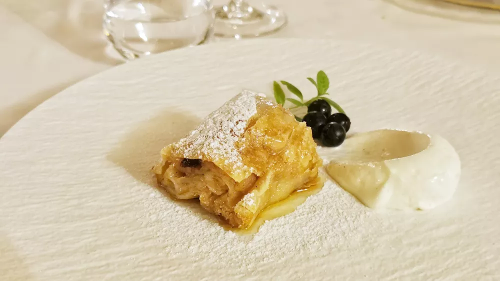 Jabolčni zavitek s skutnim sladoledom, Kendov dvorec 