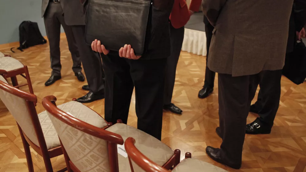 - Ilustrativna fotografija, poslovnež, sestanek, diplomacija - korupcija - okrogla miza o prihodnosti območja evra, ki jo organizira Evro-atlantski svet Slovenije v sodelovanju s Friedrich Ebert Stiftung - Zagreb in Slovenskim dru&scaron;tvom za mednarodne odnose/FOTO: Luka Cjuha / Foto: Luka Cjuha