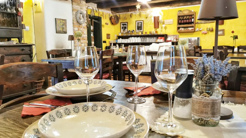 Rustikalna notranjost / Foto: Miha First